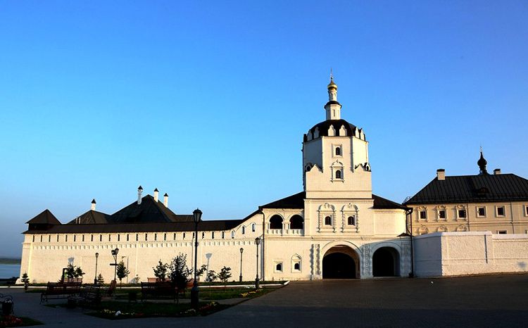 Под аркой надвратной Вознесенской церкви туристы попадают на территорию монастыря