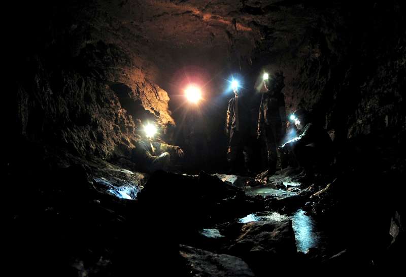 Посещать необорудованные пещеры могут только спелеологи Посещать необорудованные пещеры могут только спелеологи