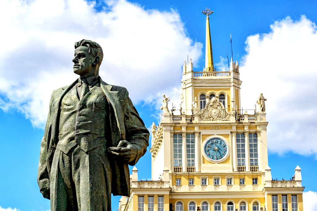 Место около Памятника Маяковскому стало популярным место сбора любителей поэзии