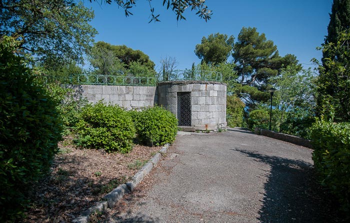 Вход в винные погреба Голициной в 1945 году переделываются в бункер Сталина