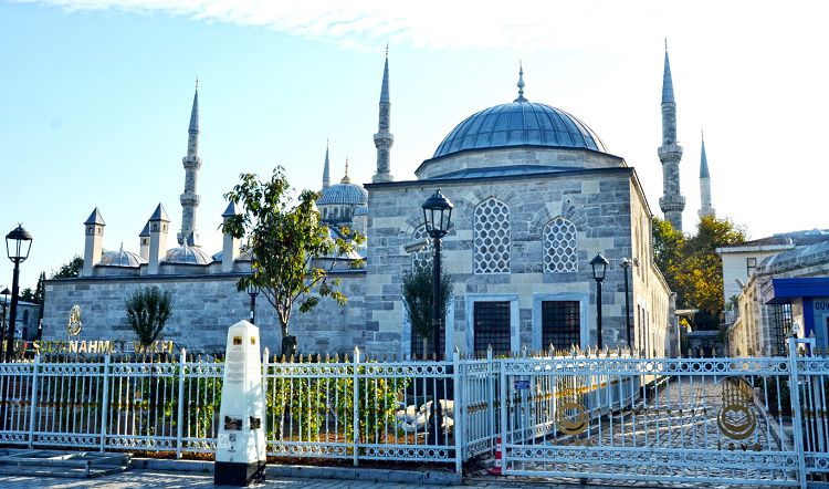 На Площади Султанахмет можно найти памятники византийской и османской эпох