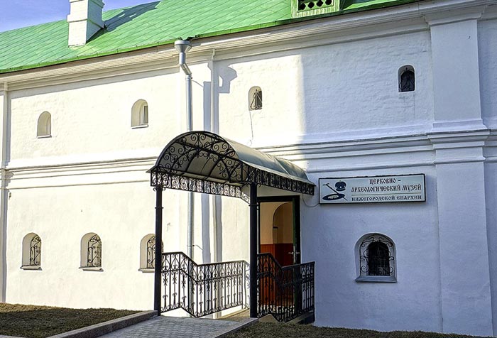 Вход в Церковно-археологический музей Печерского монастыря Вход в Церковно-археологический музей Печерского монастыря