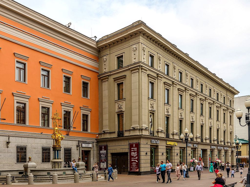 В доме № 24 кроме Новой сцены Вахтанговского театра имеется много магазинов