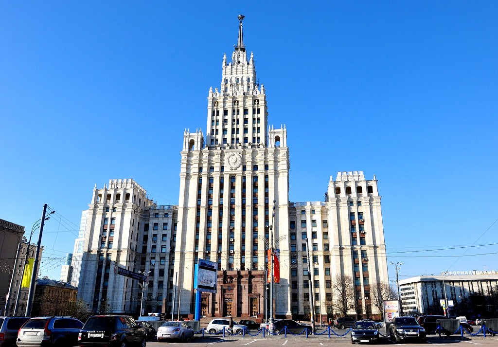 На Баррикадной улице можно полюбоваться еще одной сталинской высоткой
