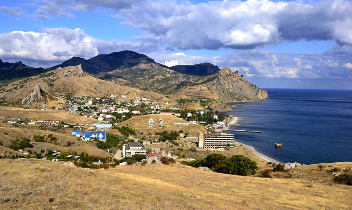 От поселка Курортное с западной стороны Карадага до Лисьей бухты недалеко