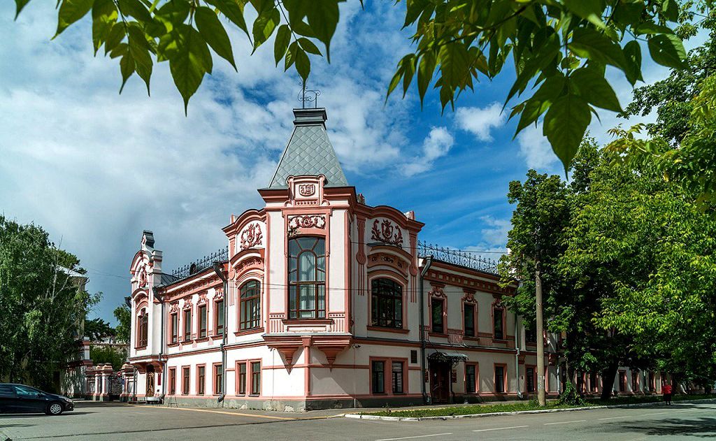 На улочках Татарской слободы можно встретить очень много красивых зданий