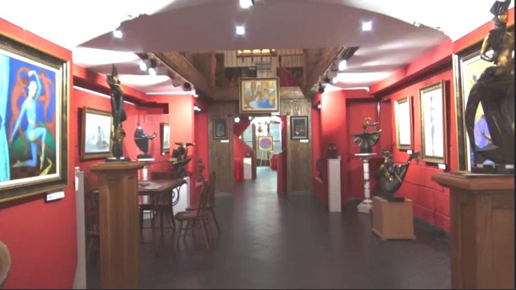 В Старом Гостином дворе можно заглянуть, например, в Артгалерею "Дрезден"