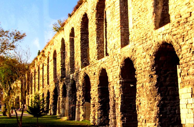 Акведуки являлись древними гидротехническими сооружениями римлян