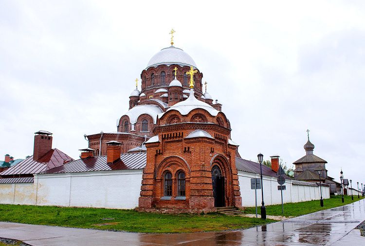 Часовня царских страстотерпцев находится позади Скорбященского храма