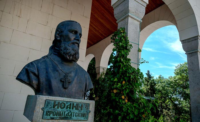 Памятник Иоанну Кронштадтскому около Покровского храма