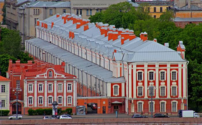 Небольшой Ректорский флигель расположился слева от Здания 12 коллегий