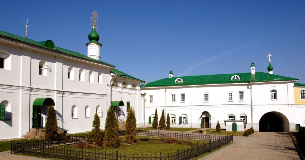 Петропавловский собор и Игуменский корпус образуют юго-восточный угол территории Печерского монастыря Петропавловский собор и Игуменский корпус образуют юго-восточный угол территории Печерского монастыря