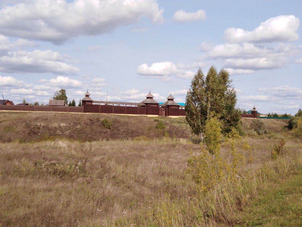 Реконструированный облик Иске-Казанског городища хорошо виден с дороги