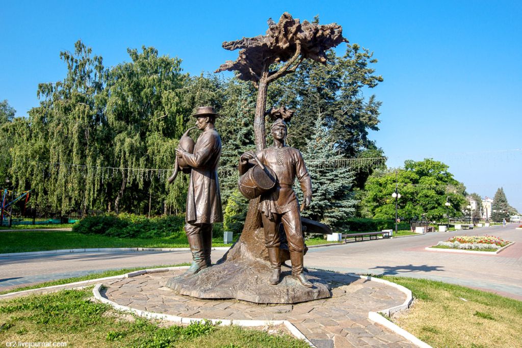 Обязательно надо подойти к Древу жизни и познакомиться с его разновозрастными персонажами