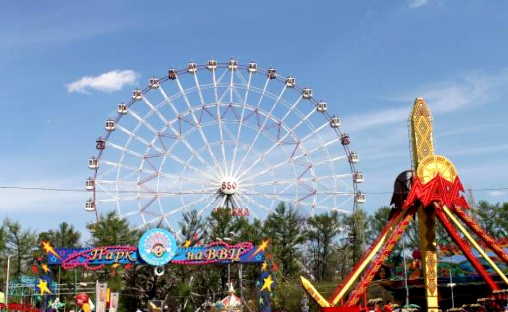 После распада СССР территория ВДНХ стала превращаться в торгово-развлекательную зону