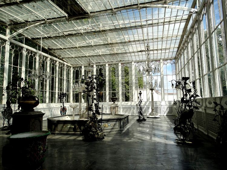 Хрустальный павильон восхищает туристов своей хрупкостью и восточной сказочностью