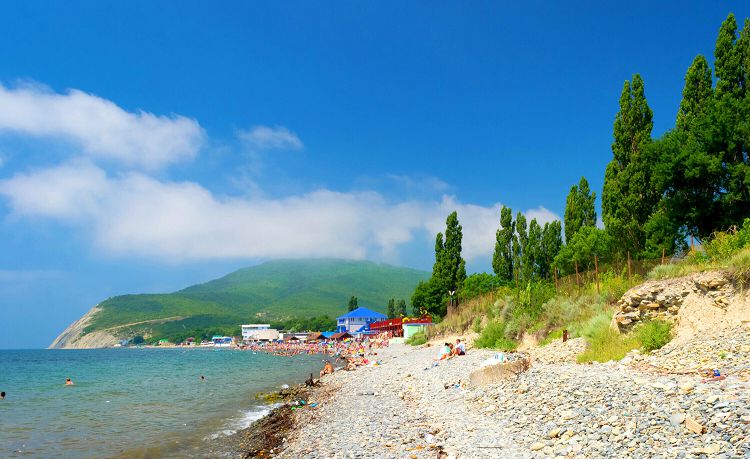 Оборудованные пляжи побережья сменяются дикими территориями