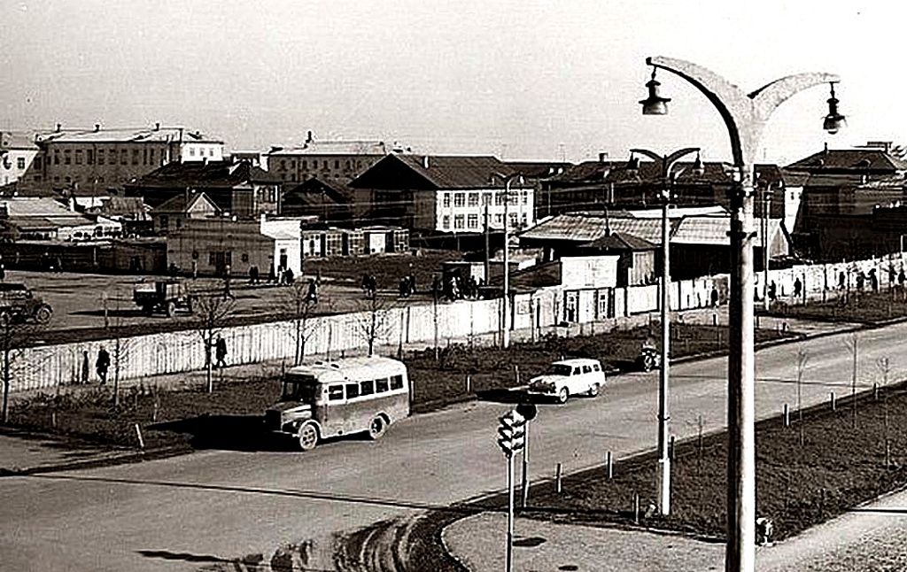 Так выглядела главная городская магистраль - Институтская улица - в 70-е годы 20 века