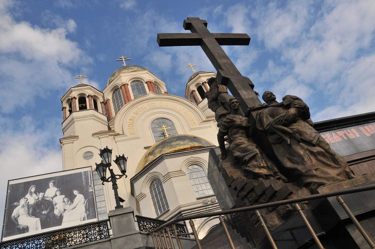 Площадь перед храмом