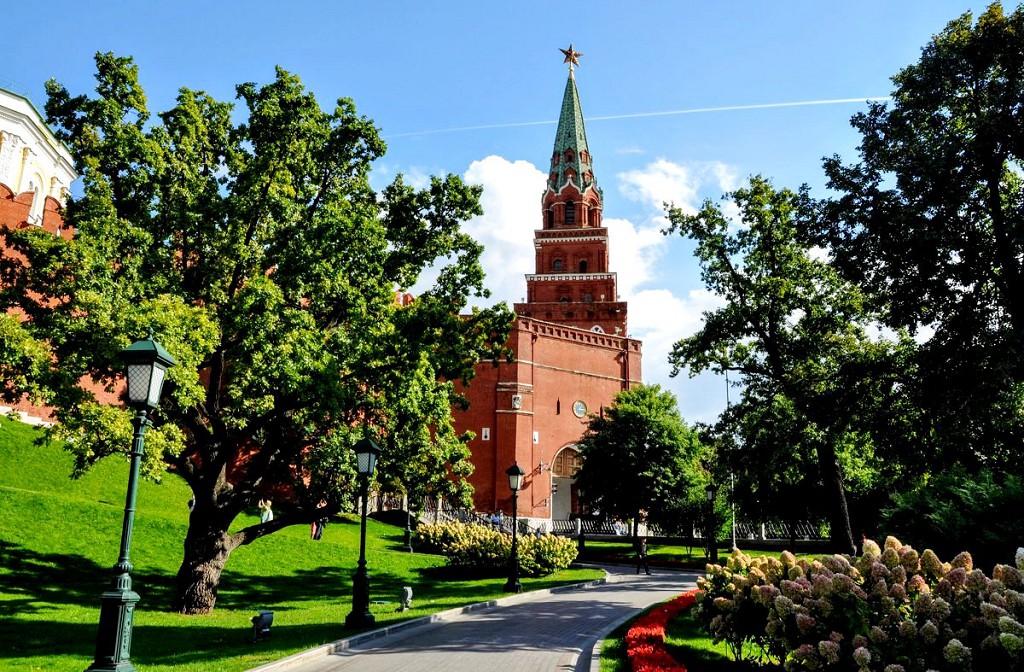 Дорога к Боровицкой башне идет через Александровский сад направо от касс