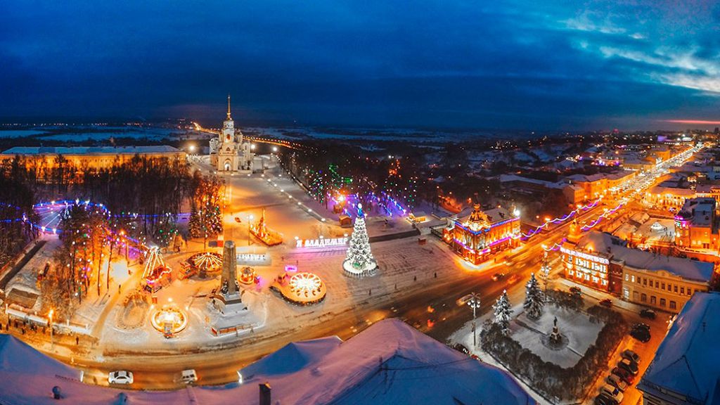 Новогодние украшения в вечернем городе