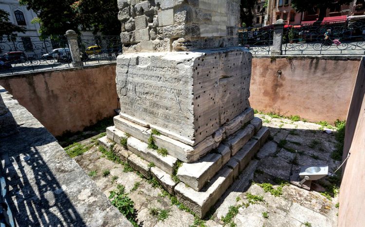 Если бы знать на фундаменте какого древнего строения стоит данный обелиск 