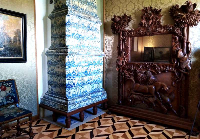 Зеркальная рама является ценным экспонатом Спальни Екатерины