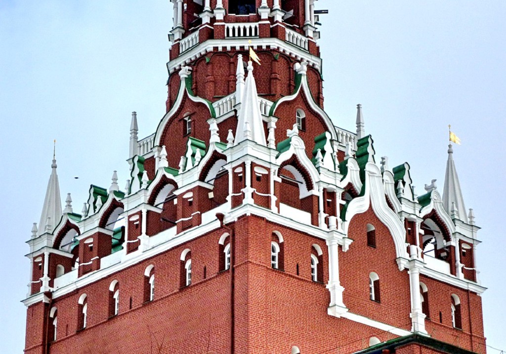 Декор Троицкой башни, как и других кремлевских башен, производит сильное впечатление