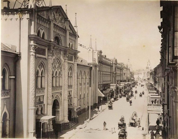 В 19 веке Никольская улица вдоль красной линии оформляется красивыми зданиями