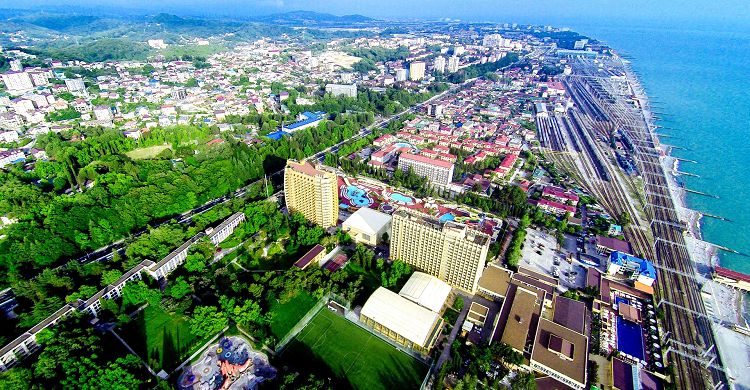 Пляжами занята вся береговая линия Адлера