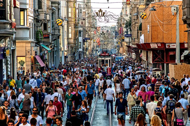 На улице Истиклял можно ощутить себя частичкой огромного и бесконечного человеческого потока