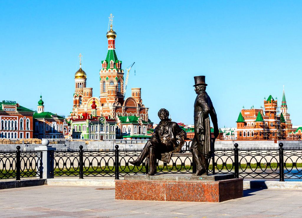 Около Памятника Пушкину и Онегину заканчивается прогулка по Воскресенской набережной