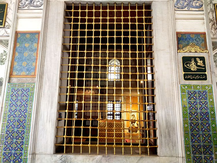 Через решетку данного окна падишах оценивал ценность подносимых даров