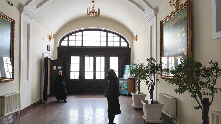 Сегодня подняться в храм можно также через первый этаж