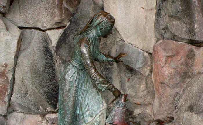 Скульптор запечатлел Арзы около своего любимого фонтана