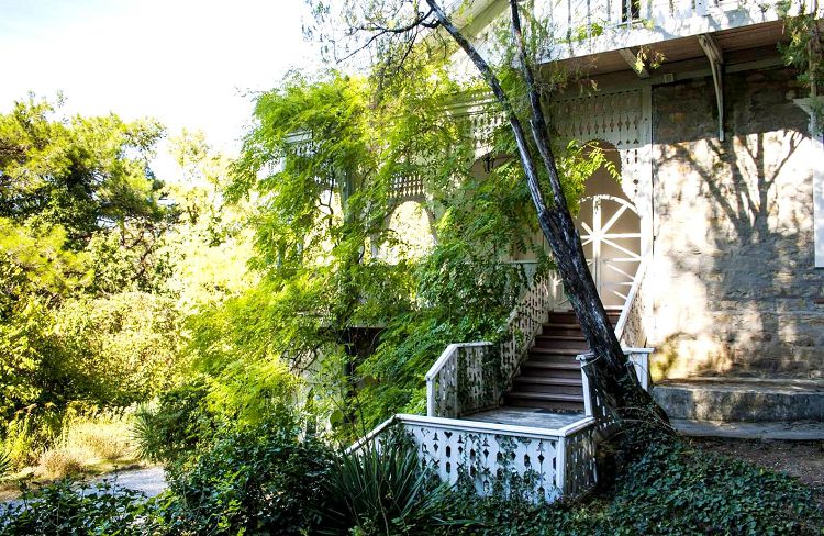 Около Дачи-музея Короленко можно гулять долго, открывая уютные уголки