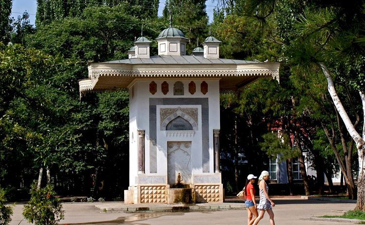 Увидеть копию Фонтана Ахмеда можно в городе Феодосия