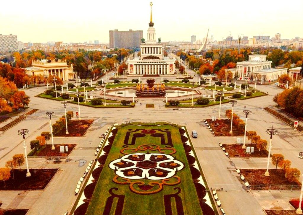 ВДНХ - это огромная территория развлечений, музеев и красивых мест