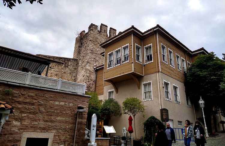 Стамбульские дома пристраиваются к строениям древнего Константинополя