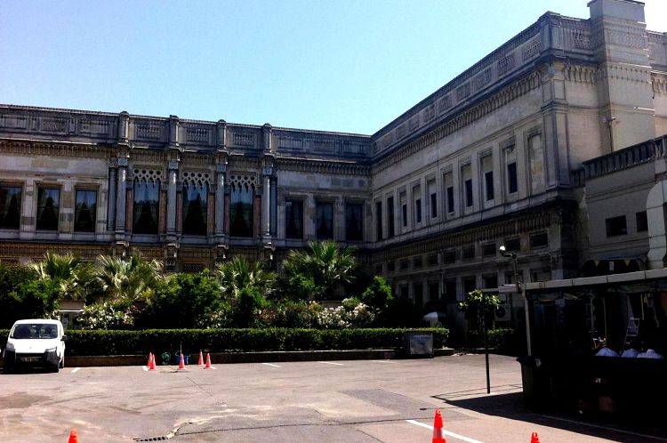 Дворцовые строения стояли отдельно или соединялись в небольшие комплексы