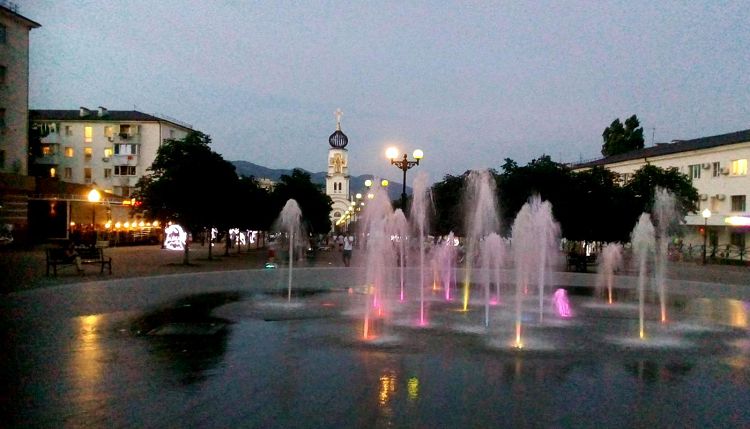 От Храма Петра и Февронии берет свое начало прогулочный Бульвар Черняховского