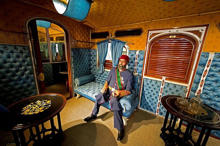 Здесь даже можно заглянуть в Императорскую карету 19 века!