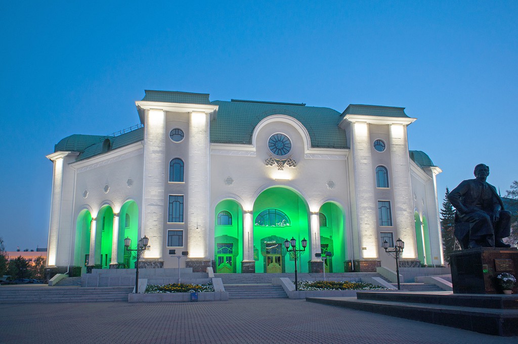 Фото академического театра вечером