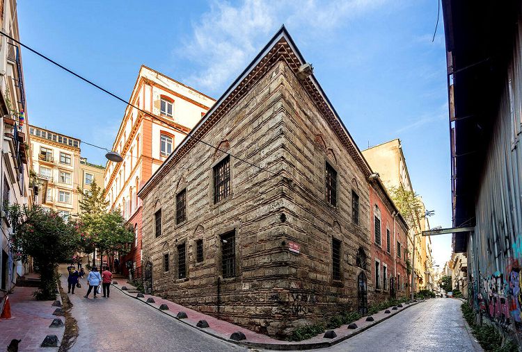 На улочках бывшей Галаты можно найти например такие генуэзские строения (1314 год)