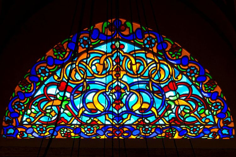 ВИтражные окна мечети выполнены на очень высоком художественном уровне