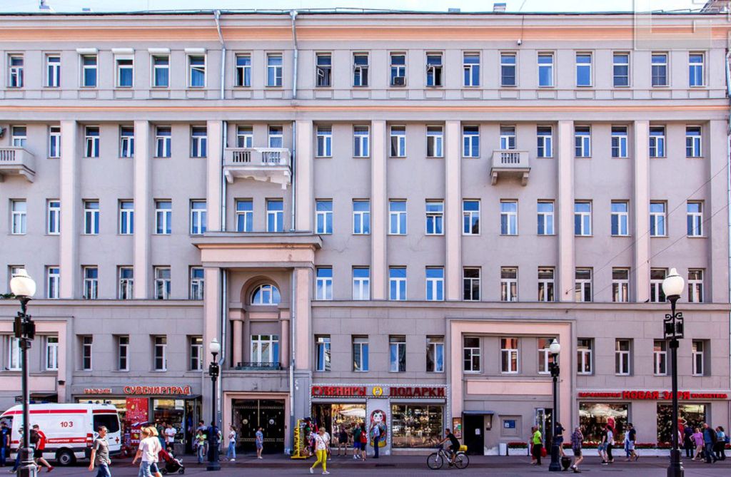 В доме № 43 жил Булат Шалвович Окуджава