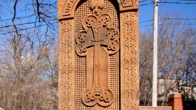 Около храма находится Памятник жертвам армянского геноцида