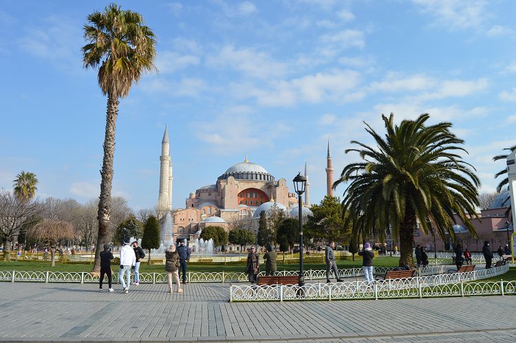 В солнечные дни у мечети Святой Софии работают фонтаны В солнечные дни у мечети Святой Софии работают фонтаны