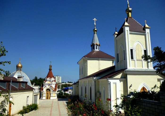 Восстановленный Храм Всех Святых находится на месте уничтоженного