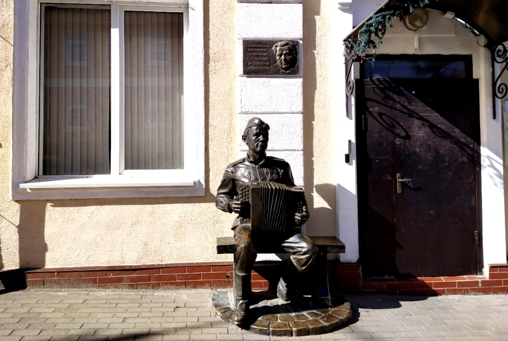 Давно закончилась Вторая Мировая война, а Василий Теркин все играет на своей гармони